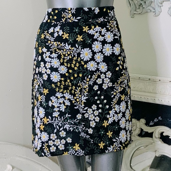 Daisy Embroidered Mini Skirt - Picture 2 of 10